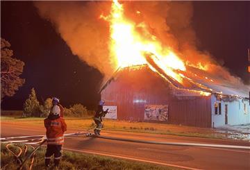 Die Flammen schlugen meterhoch aus dem Dach der Scheune. 
