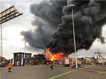 Meterhohe Flammen steigen auf dem Firmengelände in Wilhelmshaven auf.