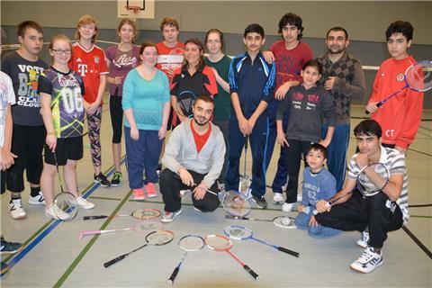 Mhamad Hntoush (links) verstärkt das Team des TSV Ringstedt. Seit Januar bietet man Badminton-Training an. Die Bürger aus dem Ort freut es – der Zulauf ist gewaltig. Foto Scheiter