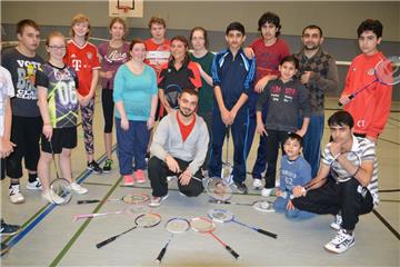 Mhamad Hntoush (links) verstärkt das Team des TSV Ringstedt. Seit Januar bietet man Badminton-Training an. Die Bürger aus dem Ort freut es – der Zulauf ist gewaltig. Foto Scheiter