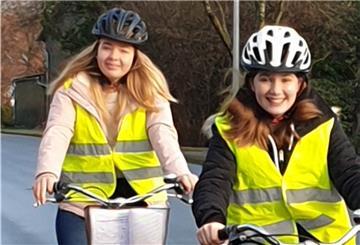 Mia Wetjen (links) und Betty Wärner sammeln Unterschriften für den Bau eines Fahrradwegs zwischen Appeln und Beverstedt.