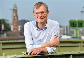 Michael Arzenheimer ist Digital-Lotse für Bremerhaven und fragt die Gewerbetreibenden nach Ihrem Wunschzettel. Foto Scheschonka