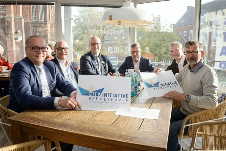 Michael Arzenheimer von der Marketing Initiative Bremerhavener Quartiere (zweiter von rechts) hat alle Einzelhandelsvertreter an einen Tisch geholt (v.l.): Jörn Langfermann und Sven Frerichs (Columbus Shopping Center), Patrick Erfurth (Karstadt), Jens Dürkop (Mediteraneo) und Joachim Haack (City-Skipper). 