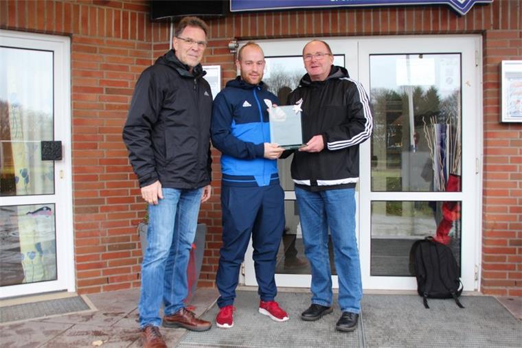 Ole Aldag ist ein „Fußballheld“ Michael Grell (Vorsitzender BFV-Ehrenamtsausschuss, links), und Axel Zielinski (Kreis-Ehrenamtsbeauftragter, rechts) übergeben „Held“ Ole Aldag die Auszeichnung.
