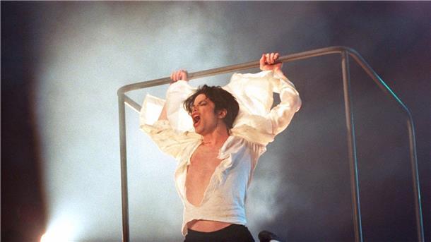 Michael Jackson am Geländer der Hebebühne in der Duisburger Rhein-Ruhr-Halle am Abend des 4. November 1995. (Archivbild)