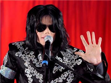 Michael Jackson bei einer Pressekonferenz im Jahr 2009. Die Darstellung des verstorbenen Sängers in einer TV-Serie erhitzt die Gemüter. 