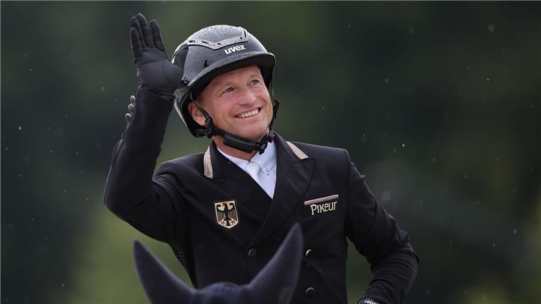 Deutsches Vielseitigkeits-Team reitet auf Medaillen-Kurs Michael Jung und Chipmunk zeigen eine starke Dressur.