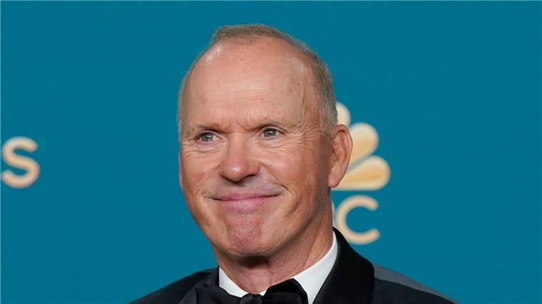 Michael Keaton agiert als „Presenter“.