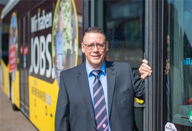 Michael Klönner, Bereichsleiter Fahrbetrieb bei Bremerhaven Bus, steht vor einem Bus.