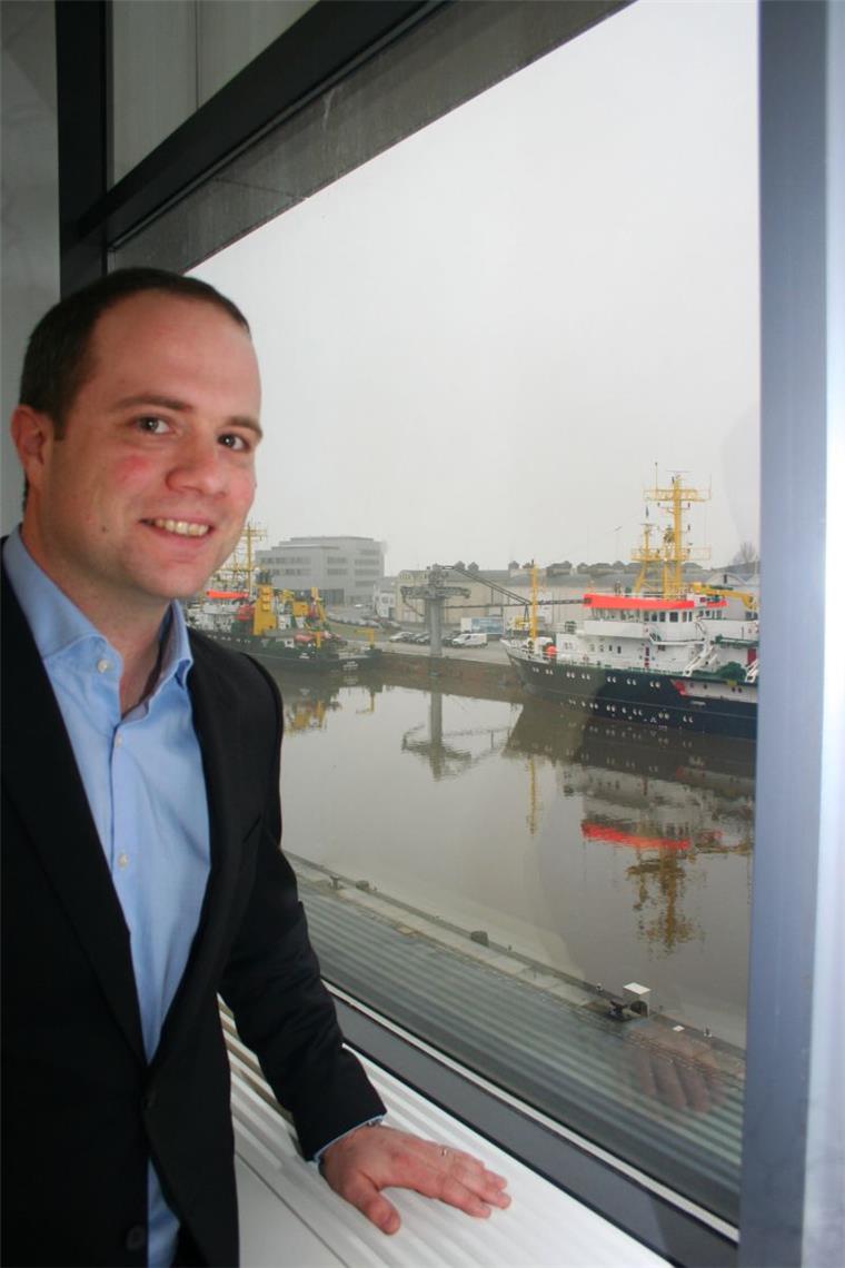 Michael Langerbeins ist fasziniert vom Fischereihafen, den er beim Blick aus dem Fenster sieht.