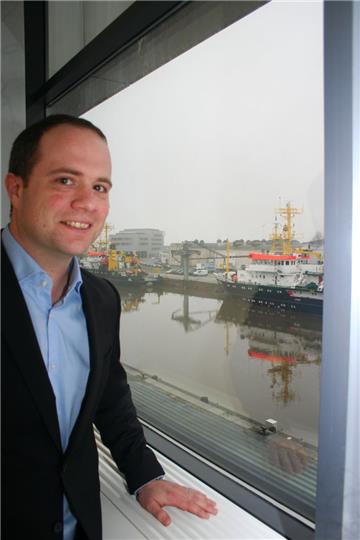 Michael Langerbeins ist fasziniert vom Fischereihafen, den er beim Blick aus dem Fenster sieht.