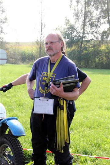 Michael Licht nimmt am ersten Tag die Grupeneinteilung vor.