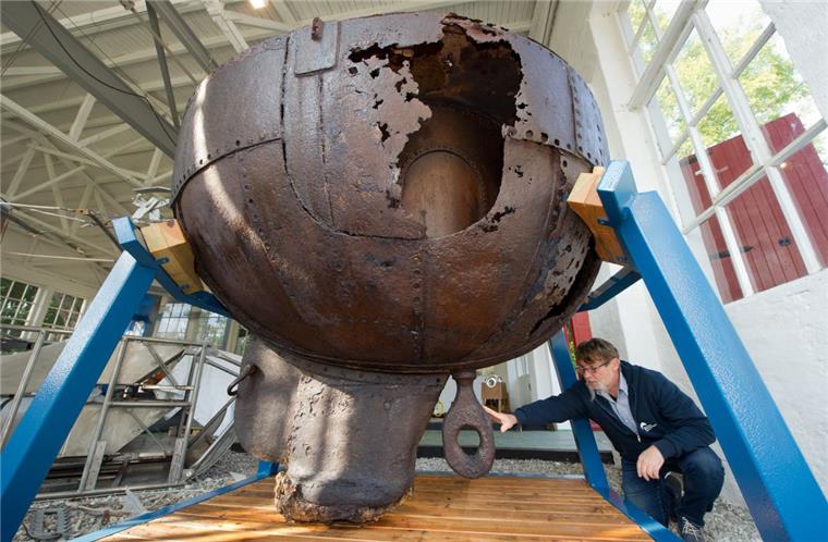Michael Mäuslein, Kurator der Sammlungen zur Fischerei am Meeresmuseum Stralsund (Mecklenburg-Vorpommern) steht auf dem Gelände des Nautineum an einem historischen Seezeichen.  Nach Einschätzung von Meerestechnik-Forschern soll die Schifffahrtstonne die bislang älteste Metalltonne in der südlichen Ostsee sein. 