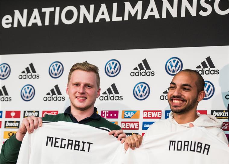 DFB nominiert zwei Werder-Akteure für erste eNationalmannschaft Michael "MegaBit" Bittner (links) und Mohammed "MoAuba" Harkous spielen für Deutschland beim ersten FIFA eNations Cup.
