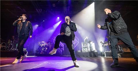 Michael „Michi“ Beck (von links), Michael Bernd Schmidt alias Smudo, und Thomas Dürr alias Thomas D, Mitglieder der deutschen Hip-Hop-Gruppe Die Fantastischen Vier, stehen beim Auftakt-Konzert der „Captain Fantastic“-Tour in Würzburg auf der Bühne. 