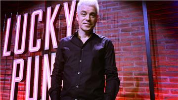 Michael Mittermeier steht vor der Eröffnung des «Lucky Punch Comedy Club» im ehemaligen Gasteig bei einem Fototermin auf der Bühne.