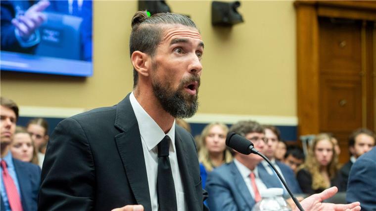 Phelps kritisiert Wada nach positiven Dopingproben in China Michael Phelps spricht während einer Anhörung im US-Repräsentantenhaus.