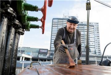 Mann mit Pinsel in der Hand.