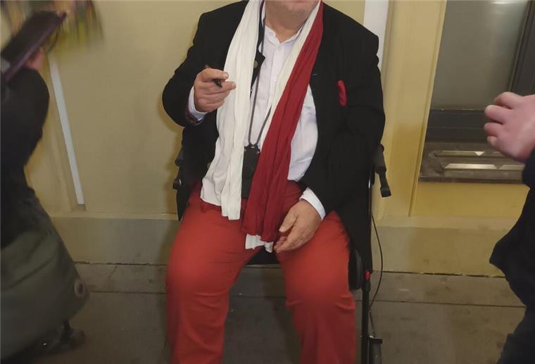Fernseh-Star Michael Schanze dankbar für „so viele Leben“ Michael Schanze gab vor der Premiere Autogramme.