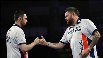 Michael Smith (r) und Luke Humphries gewannen die Darts-Team-WM.