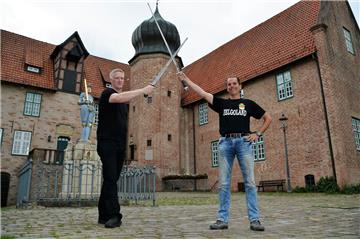 Michael Tegge (rechts) und Marcus Fahrenkrug möchten das Stadtvolk mit dem Mittelalterlichen Burgfest wieder in das Zeitalter verwegener Rittersleut, hübscher Burgfräulein und kunstfertiger Handwerker entführen. Vor der besonderen Kulisse der Burg legen die Veranstalter großen Wert auf Authentizität und Detailtreue.
