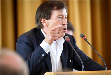 Michael Teiser attackiert die DSM-Spitze, ist aber nicht bereit, über seine eigene Verantwortung als langjähriger Bürgermeister am Desaster im Museumshafen zu sprechen.