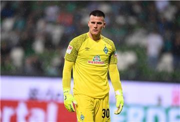 Werders Torwart Michael Zetterer in einem gelben Trikot und mit gelber Hose.