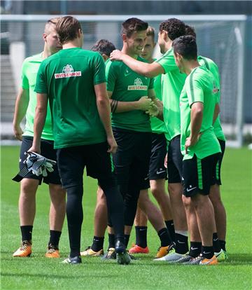 Michael Zetterer nimmt von seinen Mitspielern Glückwünsche zum 22. Geburtstag en...