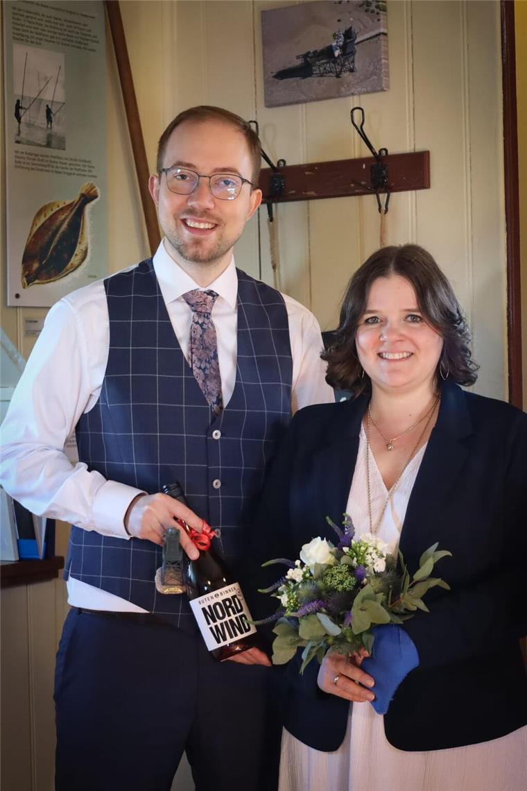Leuchtturm Obereversand feiert 750. Hochzeit – Paar reist aus Hildesheim an Ein frisch vermähltes Hochzeitspaar (Mann links, Frau rechts). Michaela und Marcel Zimmermann feierten als 750. Paar ihre Trauung auf dem Leuchtturm Obereversand.