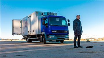 Michail Leskow (Jevgenij Sitochin) auf dem Parkplatz des Kühllasters in einer Szene des Films „Schlepper - Der Usedom-Krimi“.
