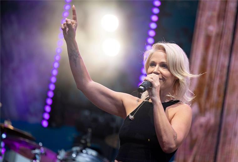 „Flutlicht“: Michelle legt persönliches Abschiedsalbum vor Michell errang obere Plätze in den Charts, war Dauergast in Fernsehshows, füllte Konzerthallen, sammelte Gold und Platin für verkaufte Alben. Aber der Preis für das ruhelose Leben war hoch.