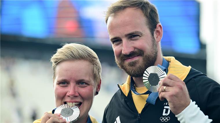 Michelle Kroppen und Florian Unruh jubeln über die erste deutsche Olympia-Medaille im Mixed.
