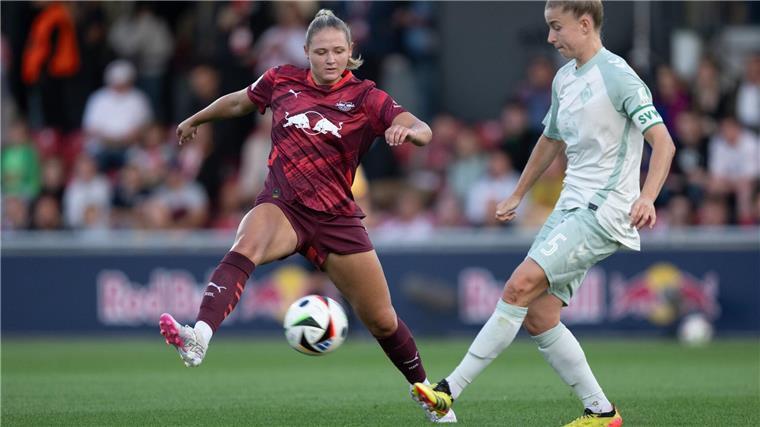Bayern-Fußballerinnen leihen Bremerin Ulbrich aus Michelle Ulbrich (r) kommt zum FC Bayern.