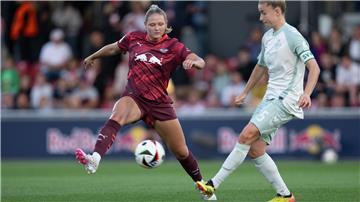 Michelle Ulbrich (r) kommt zum FC Bayern.