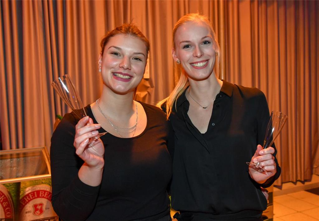 Michelle Wardatzky und Christin Brackmann gehören zum Serviceteam beim &quot;Wei...