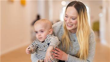 Eine Frau trägt ein Kind auf dem Arm.  Bei dem zweijährigen Finn aus Bremerhaven wurde ein seltener Immundefekt diagnostiziert. Jetzt ist er wieder gesund.
