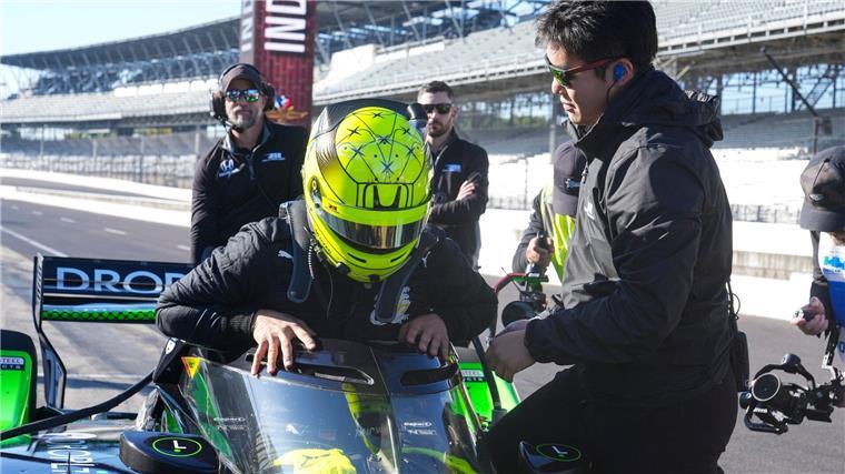 Schumacher denkt an IndyCar-Wechsel: „Für 2026 alles offen“ Mick Schumacher steigt ins Cockpit seines Wagens ein.