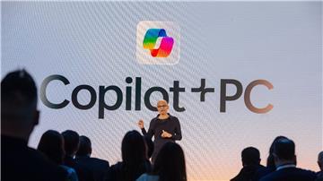 Microsoft-Chef Satya Nadella stellt die Vision für eine PC-Architektur vor, die auf den Einsatz Künstlicher Intelligenz ausgerichtet sein soll. Microsoft will Windows-PCs fit für die KI-Ära machen.