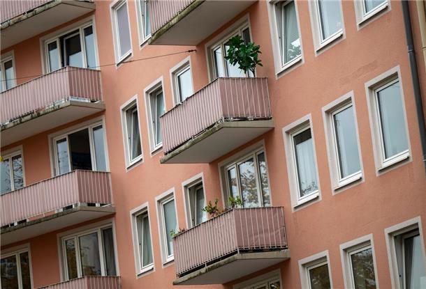 Balkone an einem Wohnhaus in der Innenstadt.