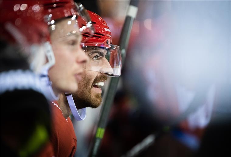 Miha Verlic ( 2. v. li.) schoss die Fischtown Pinguins mit einem Viererpack zum Sieg gegen Aufsteiger Bietigheim Steelers.