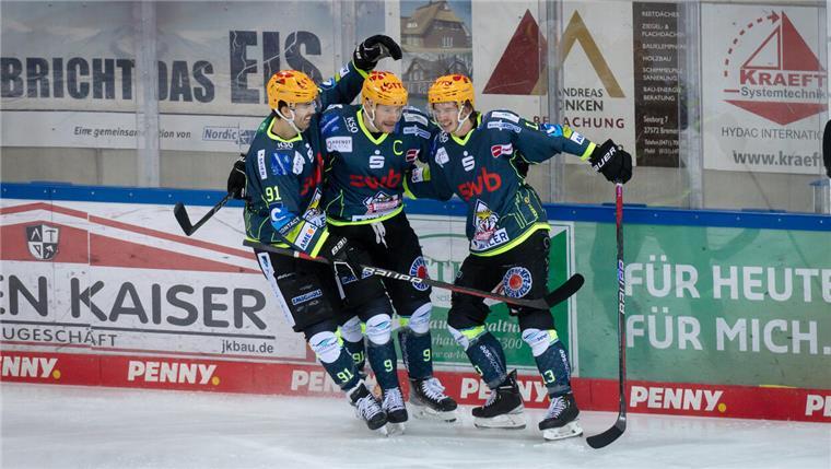Wenig Gegenwehr: Pinguins fahren deutlichen Sieg ein Miha Verlic (von links) und Jan Urbas bejubeln mit Ziga Jeglic dessen Tor zum 1:0.