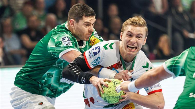 Machtkampf bei Füchsen: Kretzschmar und Siewert freigestellt Mijajlo Marsenic (l.) und Magdeburgs Gisli Kristjansson im Duell um den Ball. (Archivbild)
