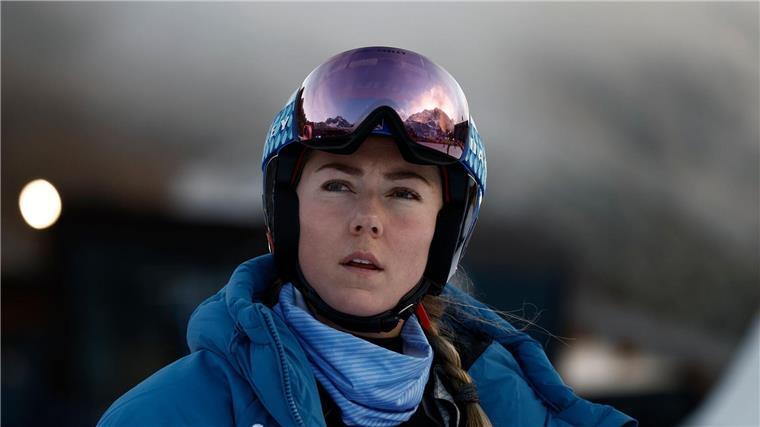 Mikaela Shiffrin feuert ihre Teamkollegen beim Welt-Cup im Fernsehen an.