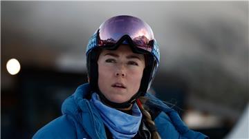 Mikaela Shiffrin feuert ihre Teamkollegen beim Welt-Cup im Fernsehen an.