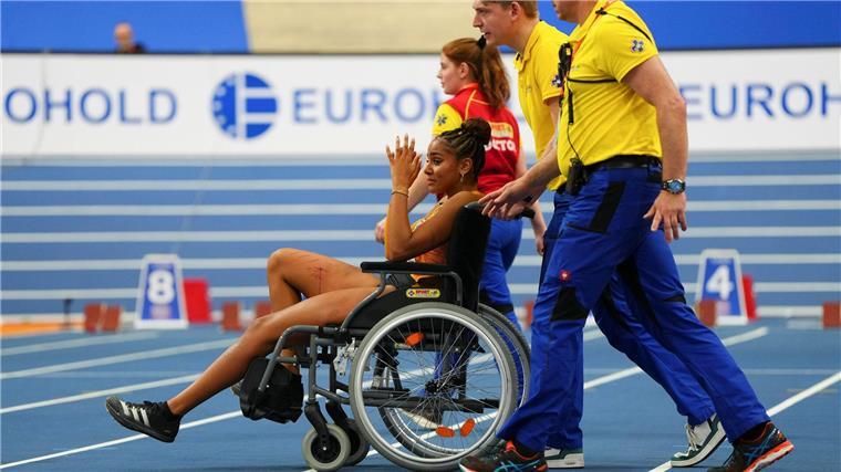 Mihambo rettet Bronze bei Hallen-EM - Assani im Rollstuhl Mikaelle Assani verletzte sich beim Anlauf zum letzten Versuch.
