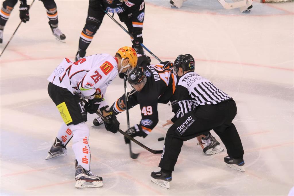Mike Hoeffel (links) beim Bully gegen Mark Voakes.
