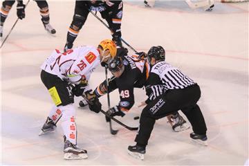 Mike Hoeffel (links) beim Bully gegen Mark Voakes.