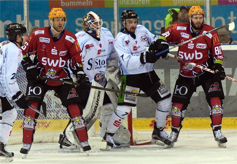 Fotogalerie: Erlösender 5:3-Sieg gegen die Straubing Tigers Mike Hoeffel (links) und Jack Combs arbeiten vor dem Straubinger Tor.