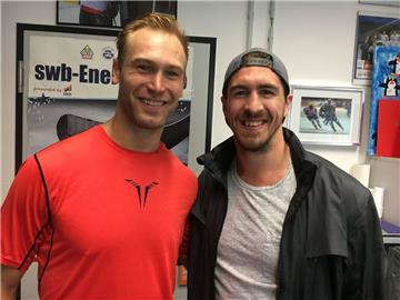 Mike Hoeffel (links) von den Fischtown Pinguins mit NHL-Star Ryan McDonagh bei dessen Besuch in der Bremerhavener Eisarena.