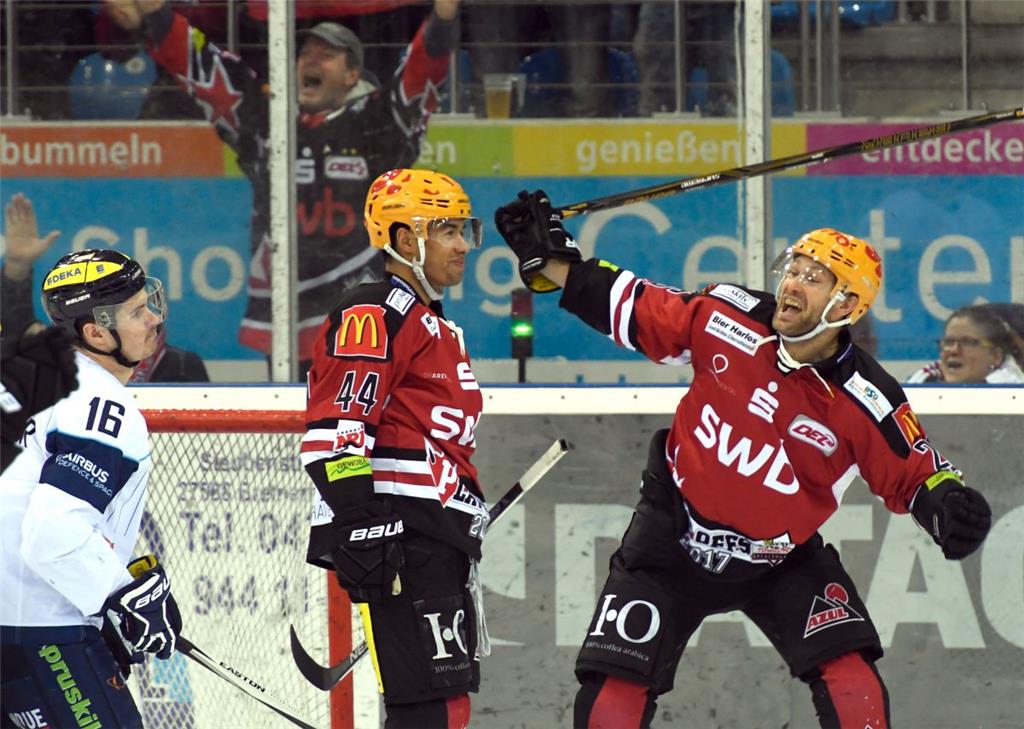 Mike Hoeffel (rechts) und Jordan Owens freuen sich über den 1:0-Führungstreffer.